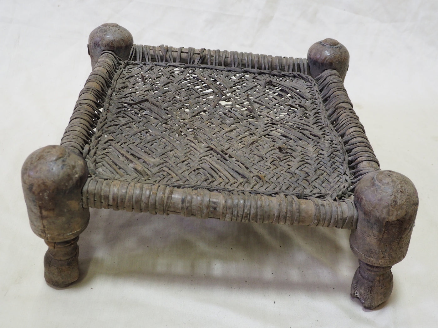 Antiker Hocker aus Nuristan, Afghanistanv - C Stühle Orientbazar   