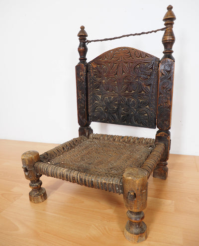Antiker Stuhl aus Nuristan - A Betten & Bettgestelle Orientbazar   