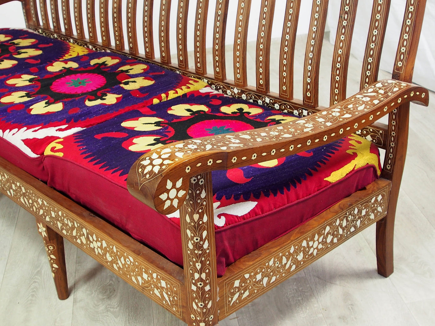 antik 3-teilige indian anglo Couch Garnitur Sofagarnitur Sessel Stuhl mit suzani Seiden bezug Stuhl Orientsbazar   