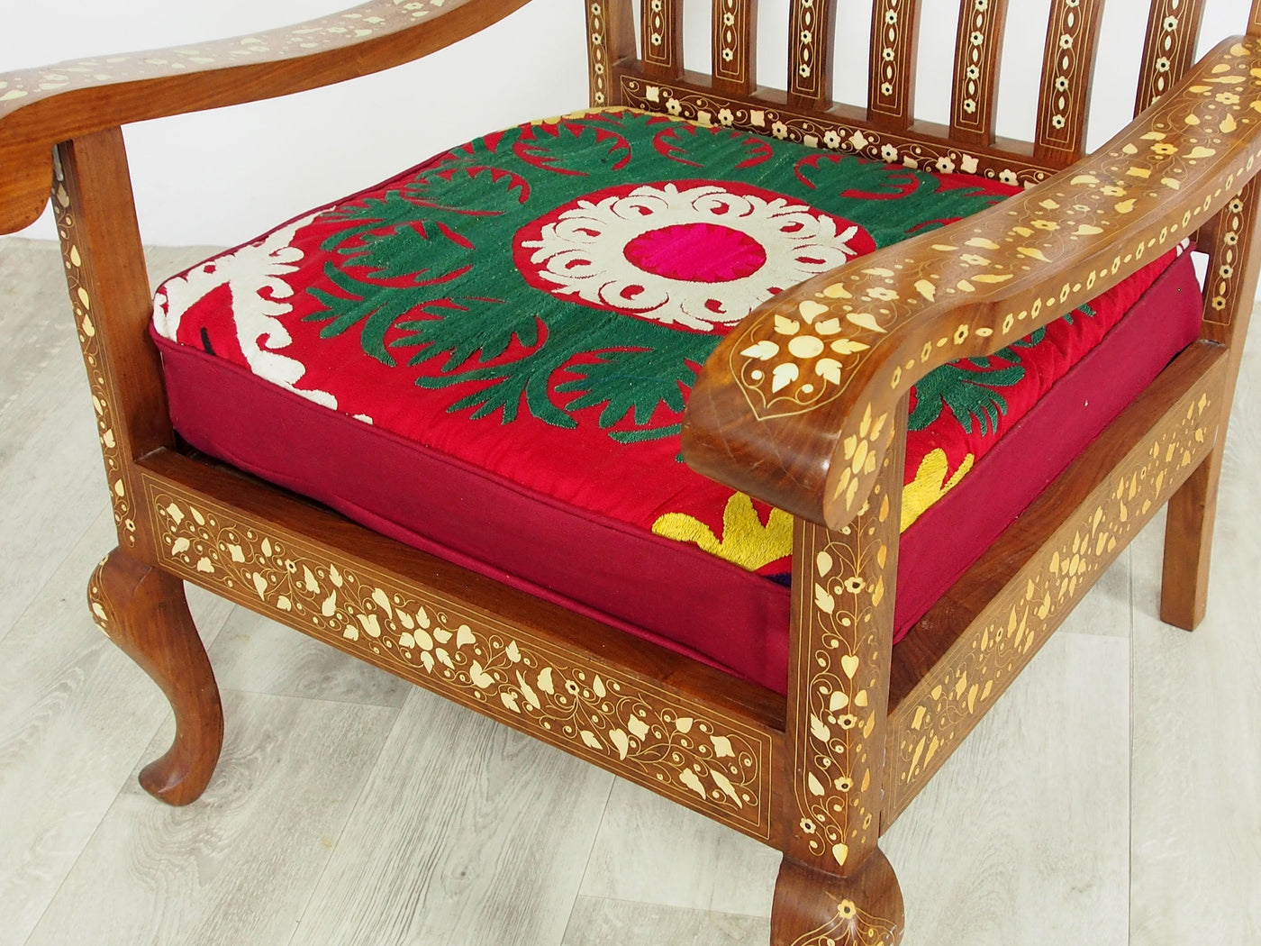 antik 3-teilige indian anglo Couch Garnitur Sofagarnitur Sessel Stuhl mit suzani Seiden bezug Stuhl Orientsbazar   