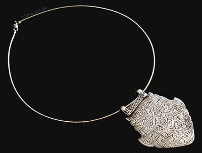 Antike islamische Glück Amulett Halskette mit Mango Amulette und Anhänger geätzt mit arabischen Symbolen Skript  18/A  آیآی إإن یکاد  Orientsbazar   
