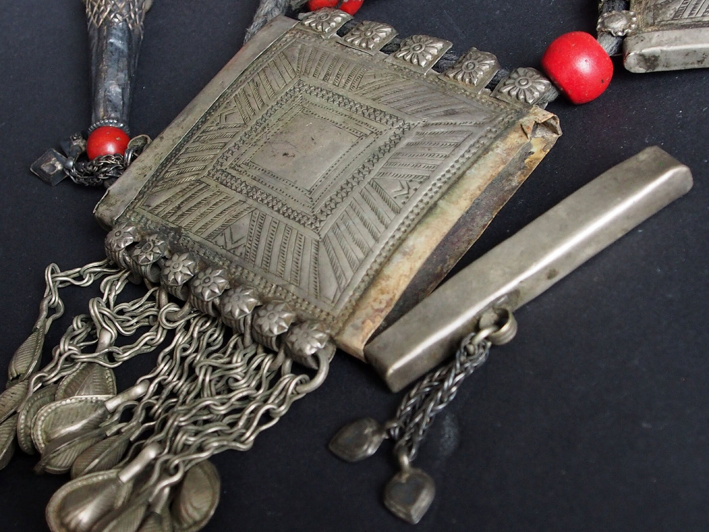 Antike Nomaden Silber Halsmomente Kette mit Amuletten Anhänger Quast Nuristan Swat Valley Afghanistan pakistan No:18/1  Orientsbazar   
