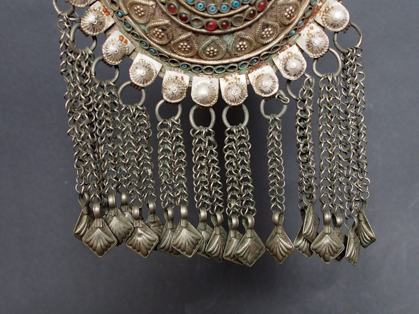 Antike sehr lange Nomaden Silber Halsmomente Kette Anhänger Quast Nuristan Swat Valley Afghanistan pakistan No:18/5  Orientsbazar   