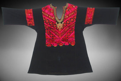 antike Nomaden Kleid Kurta Tunika aus swat-tal Pakistan Ende des 19. oder Anfang des 20. Jahrhunderts Nr:18/1  Orientsbazar   