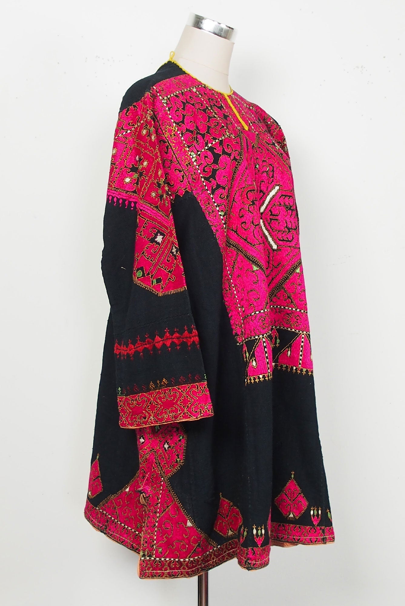 antike Nomaden Kleid Kurta Tunika aus swat-tal Pakistan Ende des 19. oder Anfang des 20. Jahrhunderts Nr:18/5  Orientsbazar   