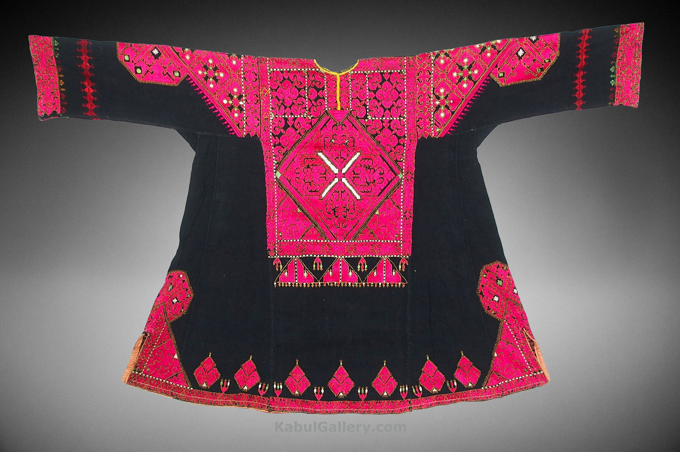 antike Nomaden Kleid Kurta Tunika aus swat-tal Pakistan Ende des 19. oder Anfang des 20. Jahrhunderts Nr:18/5  Orientsbazar   
