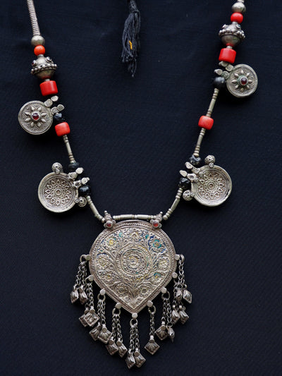 Antike Nomaden Silber Halsmomente Kette mit Amuletten Anhänger Quast Nuristan Swat Valley Afghanistan pakistan No:19/C  Orientsbazar   