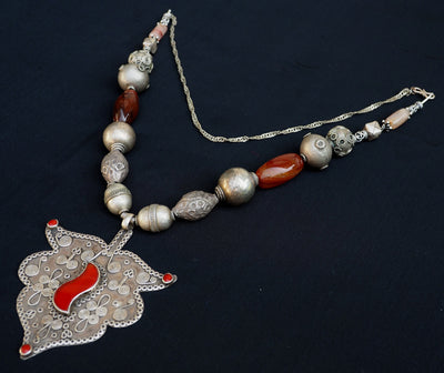 Vintage afghan turkmen Boho Hochzeit Halskette aus Nord-Afghanistan Dorfschmuck Bauernschmuck mit antike und neue Silberperlen Karneol Nr.E  Orientsbazar   