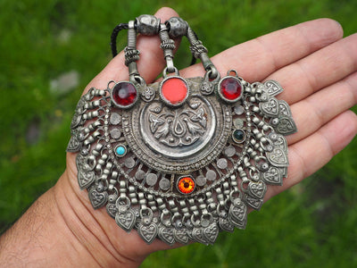 Antike Nomaden Silber Halsmomente Kette mit Amuletten Anhänger Quast Nuristan Swat Valley Afghanistan pakistan No:19/1  Orientsbazar   
