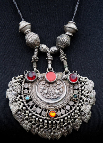 Antike Nomaden Silber Halsmomente Kette mit Amuletten Anhänger Quast Nuristan Swat Valley Afghanistan pakistan No:19/1  Orientsbazar   