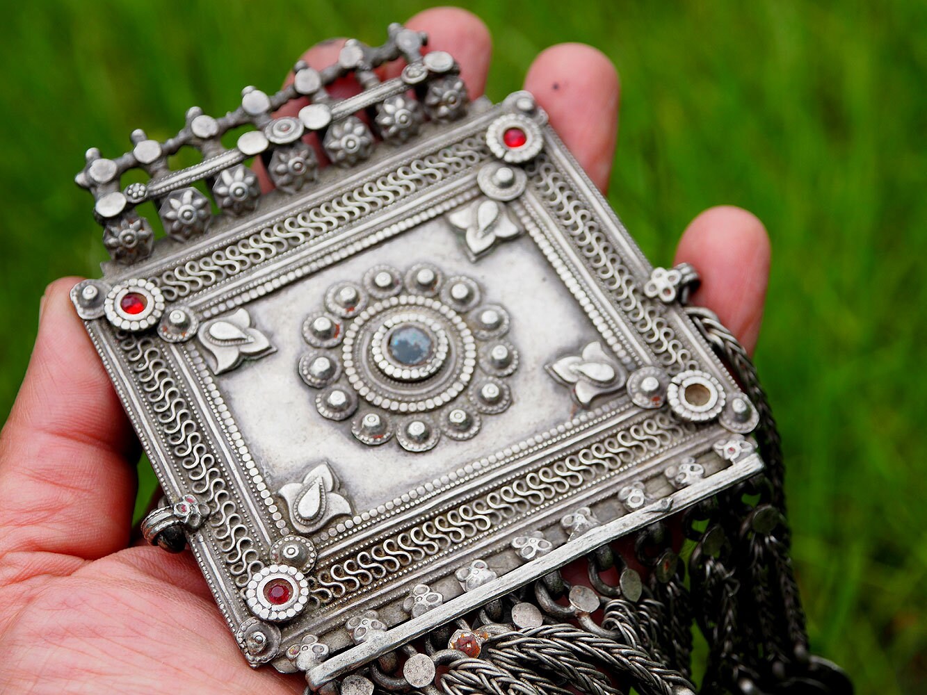 Antike Nomaden Silber Halsmomente Kette  Amuletten Anhänger Quast Nuristan Swat Valley Afghanistan pakistan No:3  Orientsbazar   