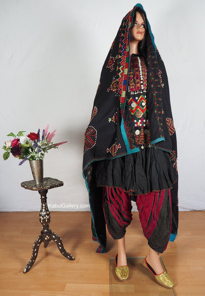 antik und sehr seltener Komplettes Frauen Hochzeit Kleid mit Kopftuch und Hose aus Afghanistan Nuristan kohistan Jumlo Nr-20/B  Orientsbazar   