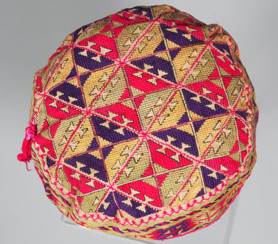 sehr seltener antik Seide handbestickte Frauen Zeremoniell kopfbdekung Mütze aus Gilgit-Baltistan Hunza-Tal  Nord Pakistan Nr.F Textilien Orientsbazar   