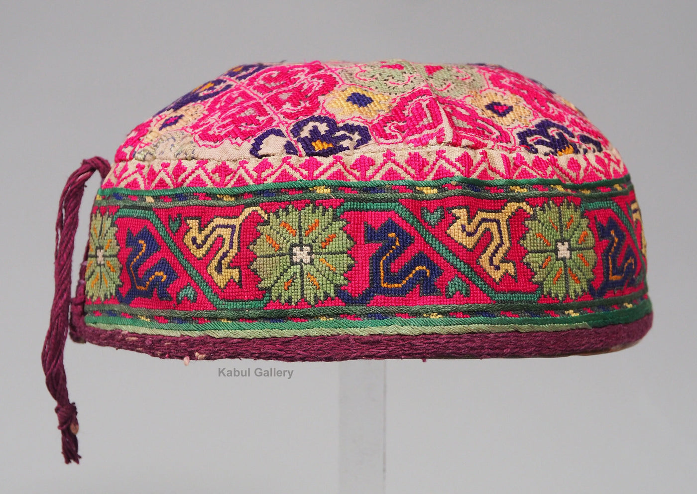 sehr seltener antik Seide handbestickte Frauen Zeremoniell kopfbdekung Mütze aus Gilgit-Baltistan Hunza-Tal  Nord Pakistan Nr.i Textilien Orientsbazar   