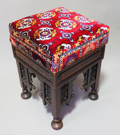 Antik orient islamische Stuhl  Hocker aus Walnussholz und samtweichen Teppich  Damaskus Syrien maurische Kunst mit  Arabische Schrift  Orientsbazar   