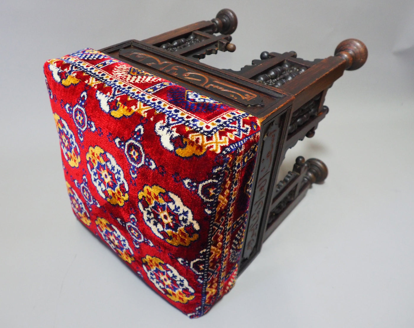 Antik orient islamische Stuhl  Hocker aus Walnussholz und samtweichen Teppich  Damaskus Syrien maurische Kunst mit  Arabische Schrift  Orientsbazar   