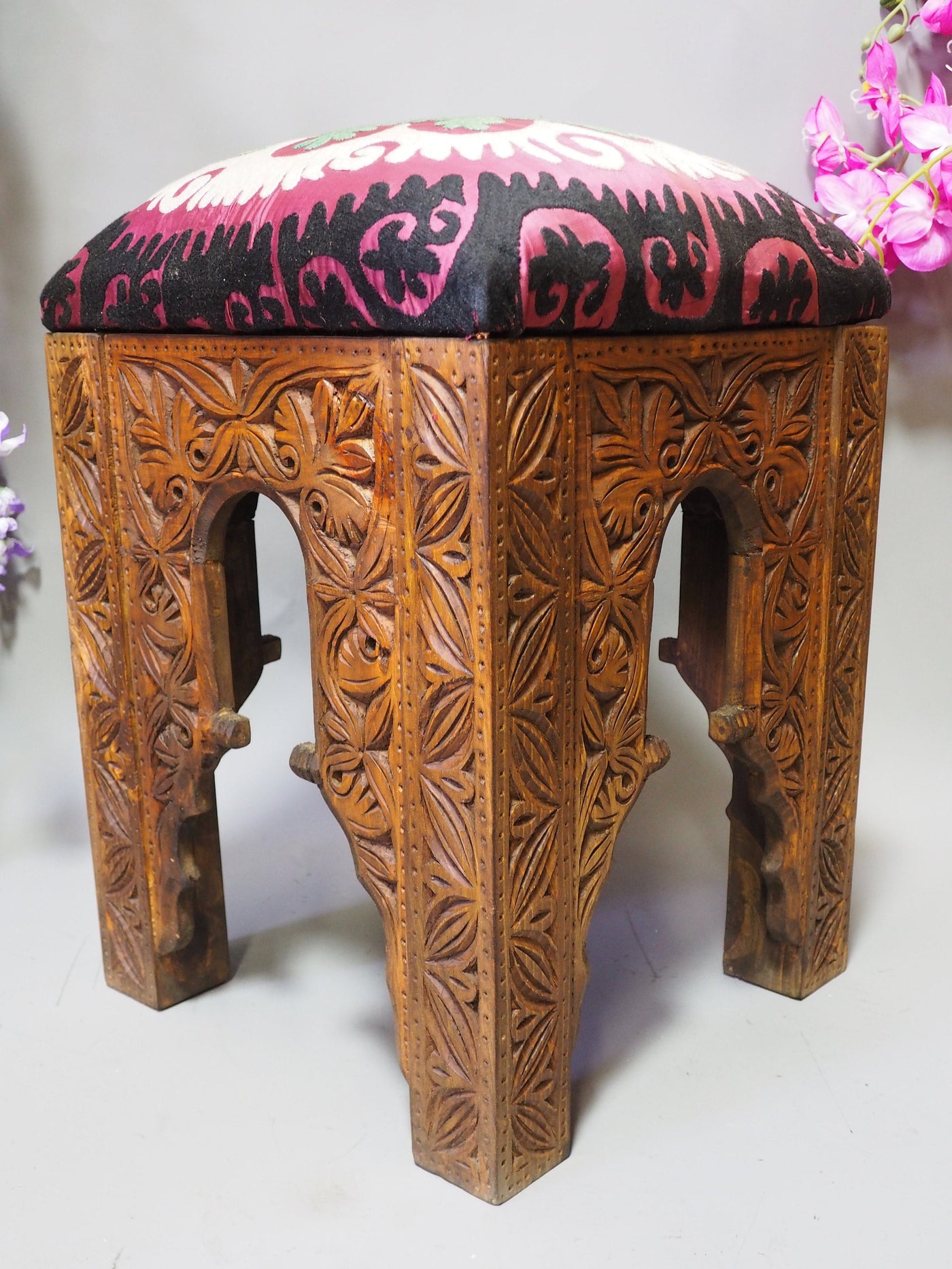antik-look orientalische luxuriöse  Suzani Hocker Stuhl Sitzhocker Sitzkissen cushion Stool Pouf mit antike Suzani Polsterung Nr:C  Orientsbazar   