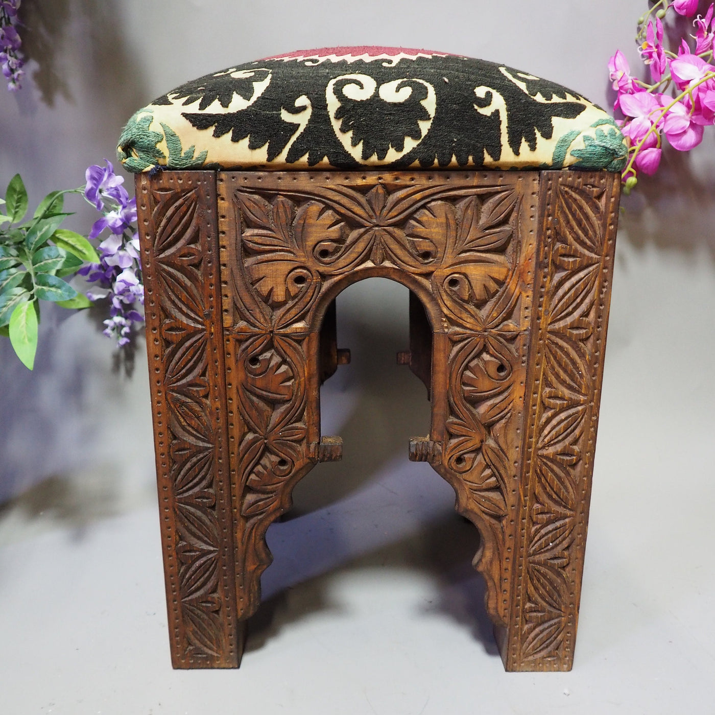 antik-look orientalische luxuriöse  Suzani Hocker Stuhl Sitzhocker Sitzkissen cushion Stool Pouf mit antike Suzani Polsterung Nr:D  Orientsbazar   