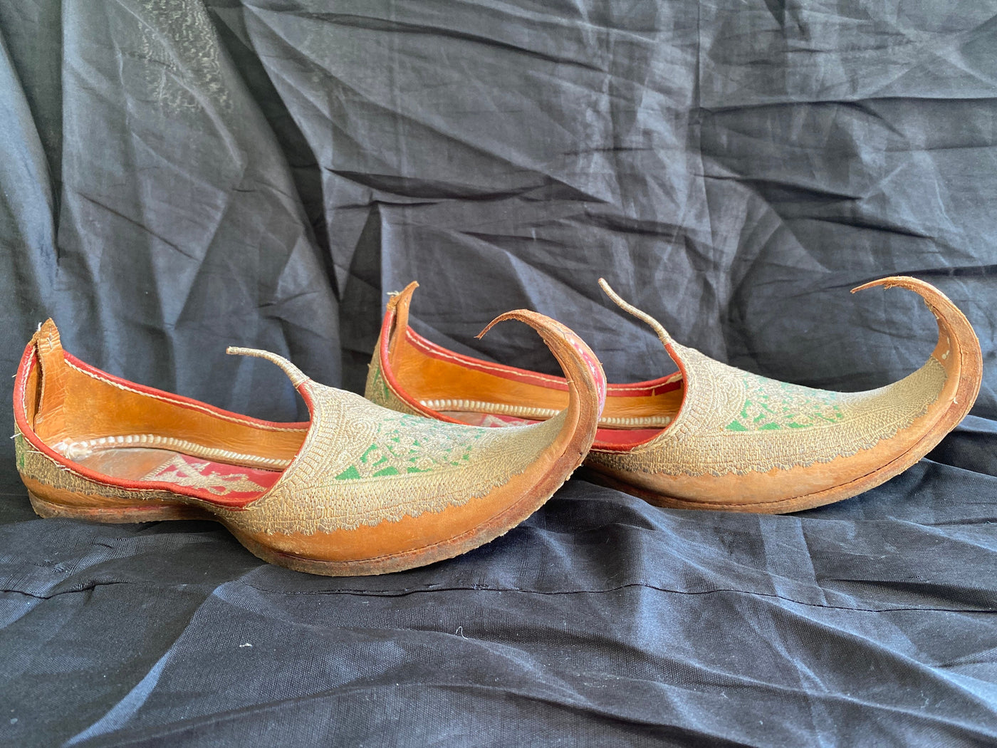 antik und sehr seltener nomaden Frauen Hochzeit Schuhe schnabelschuhe aus Afghanistan Nuristan kohistan 21C  Orientsbazar   
