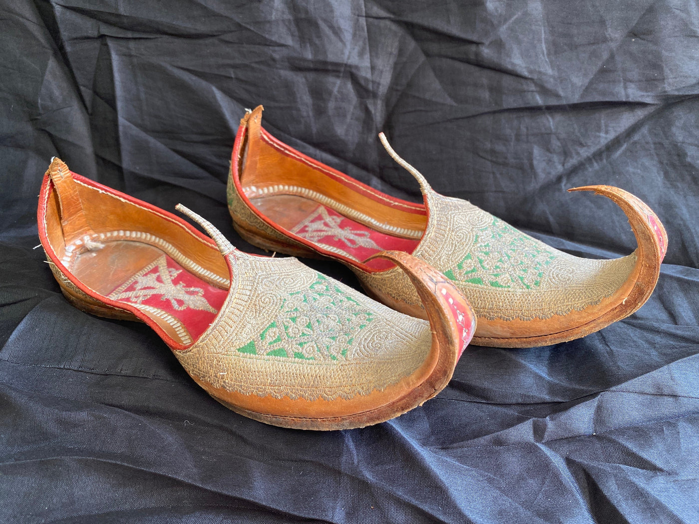 antik und sehr seltener nomaden Frauen Hochzeit Schuhe schnabelschuhe aus Afghanistan Nuristan kohistan 21C  Orientsbazar   