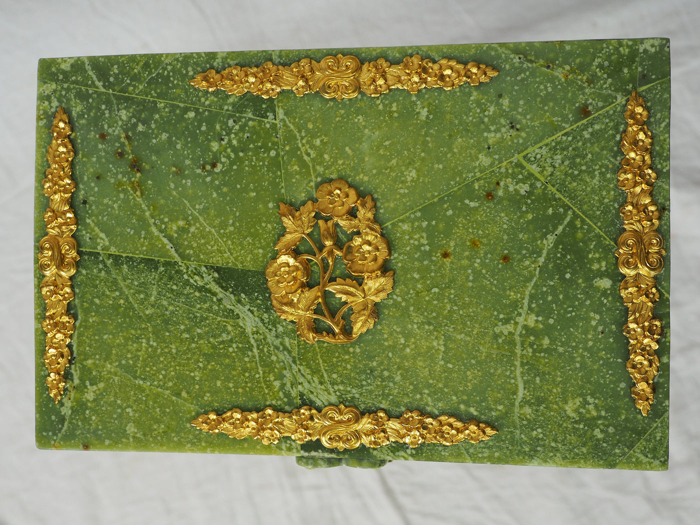 Extravagate und atemberaubende olivgrün Serpentin  afghanischen Shahmaqsud Jade büchse Schmuck Dose schatulle Gefäß  aus Afghanistan Nr-21/C  Orientsbazar   
