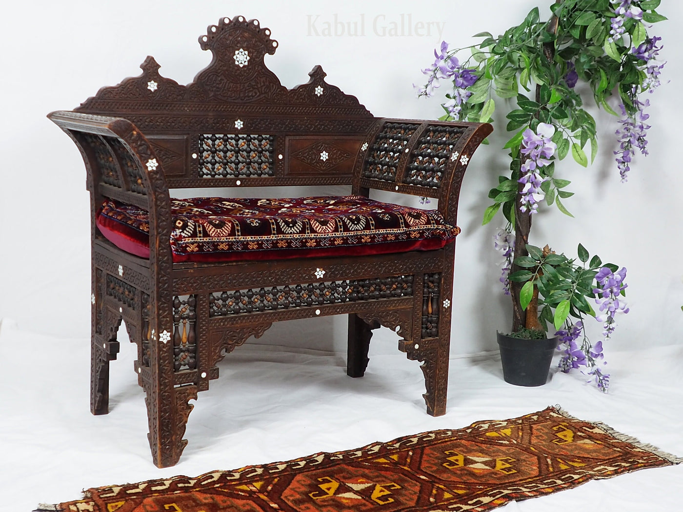 Antik orient islamische Stuhl  Bank Hocker aus Walnussholz und samtweichen Teppich  Damaskus Syrien maurische Kunst mit  Arabische Schrift  Orientsbazar   