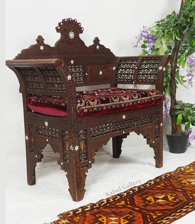 Antik orient islamische Stuhl  Bank Hocker aus Walnussholz und samtweichen Teppich  Damaskus Syrien maurische Kunst mit  Arabische Schrift  Orientsbazar   
