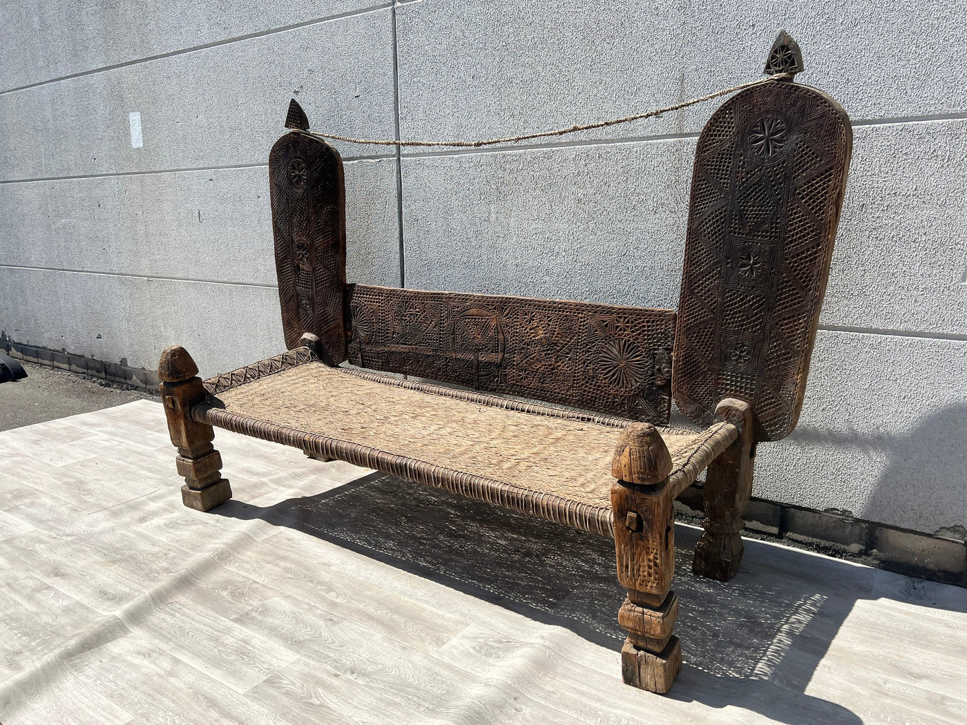 antike orient Nuristan Holz Bett Stuhl sofa aus Nuristan Afghanistan / Pakistan Swat-valley  Orientsbazar   