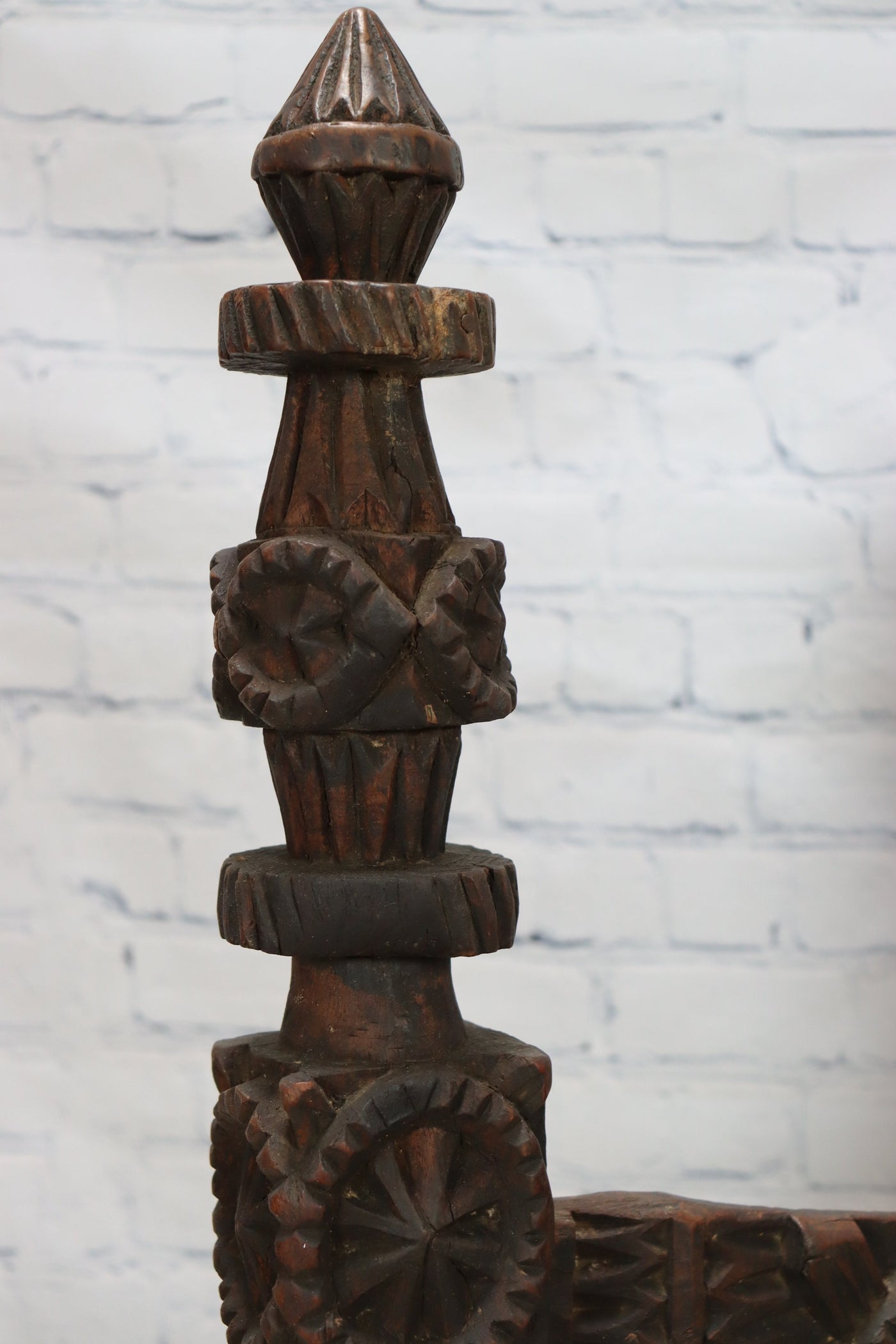 antik orient Nuristan Holz Stuhl aus Nuristan Afghanistan / Pakistan Swat-valley mit zwei  Rückenlehnen  Orientsbazar   