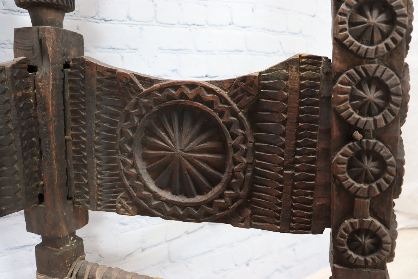 antik orient Nuristan Holz Stuhl aus Nuristan Afghanistan / Pakistan Swat-valley mit zwei  Rückenlehnen  Orientsbazar   