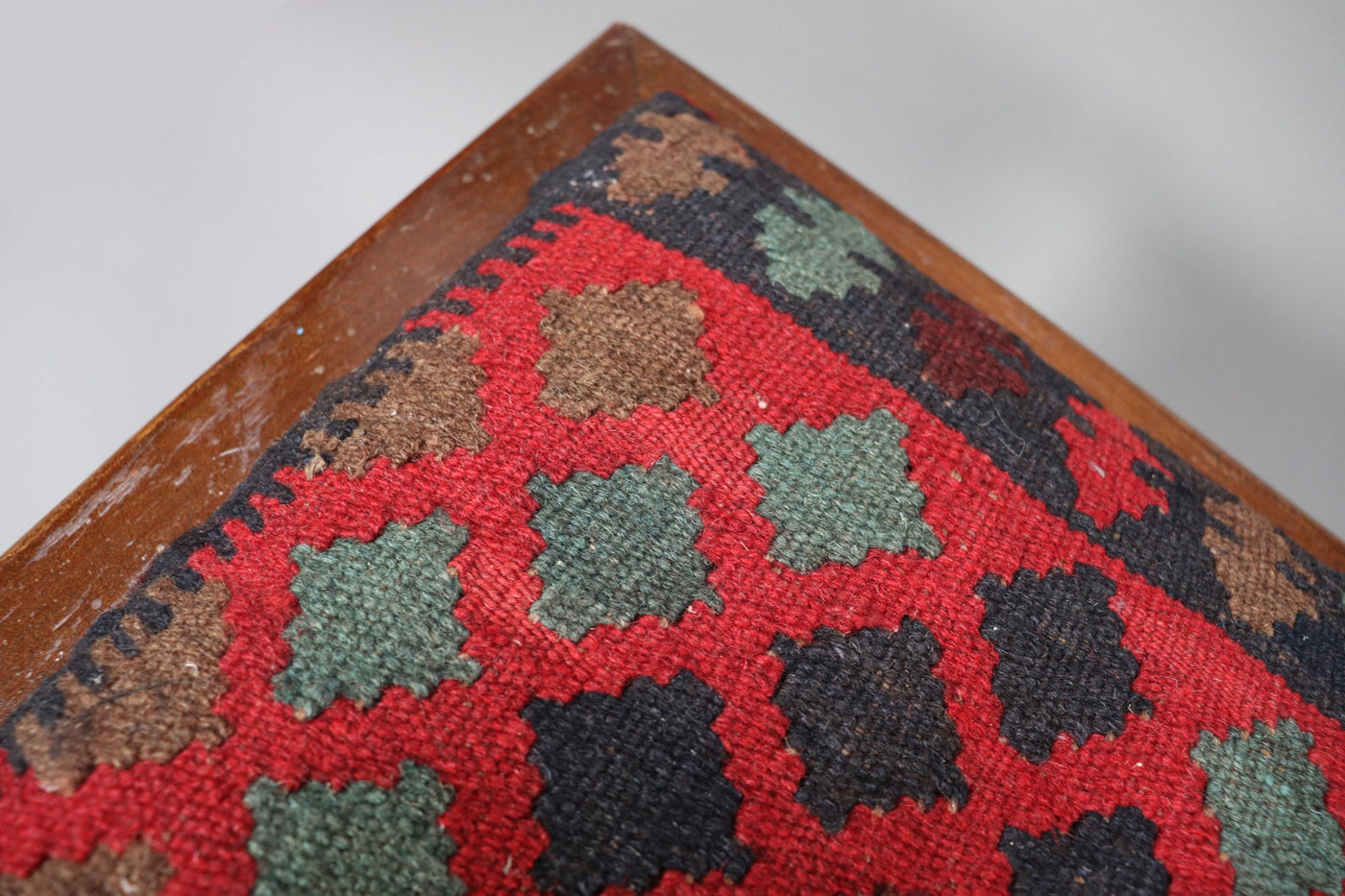 Antik orient islamische Stuhl  Bank Hocker aus Walnussholz  Damaskus Syrien maurische Kunst bezug aus und Afghan kelim Teppich  Orientsbazar   