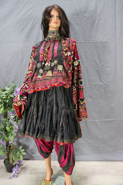 antik und sehr seltener Komplettes Frauen Hochzeit Kleid mit Kopftuch und Hose aus Afghanistan Nuristan kohistan Jumlo Nr-20/C  Orientsbazar   