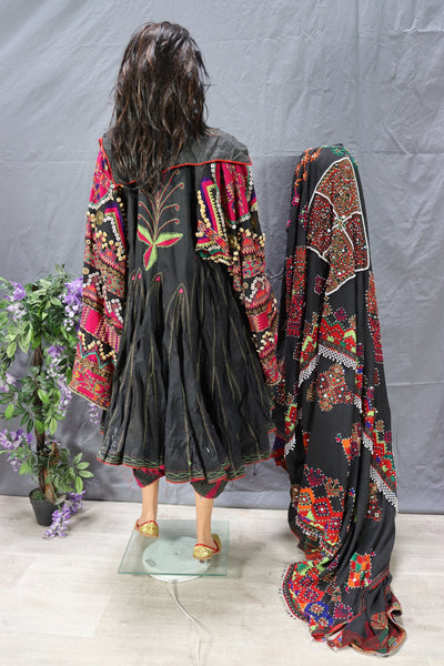 antik und sehr seltener Komplettes Frauen Hochzeit Kleid mit Kopftuch und Hose aus Afghanistan Nuristan kohistan Jumlo Nr-20/C  Orientsbazar   