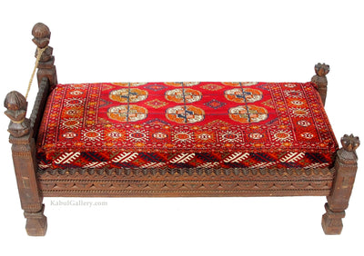 antik orient Gebets Brett  Holz Stuhl Diwan thron mit antike Bukhara Teppich Kissen aus Nuristan Afghanistan / Pakistan Swat-valley  سجادة Gebetsbrett Orientsbazar   