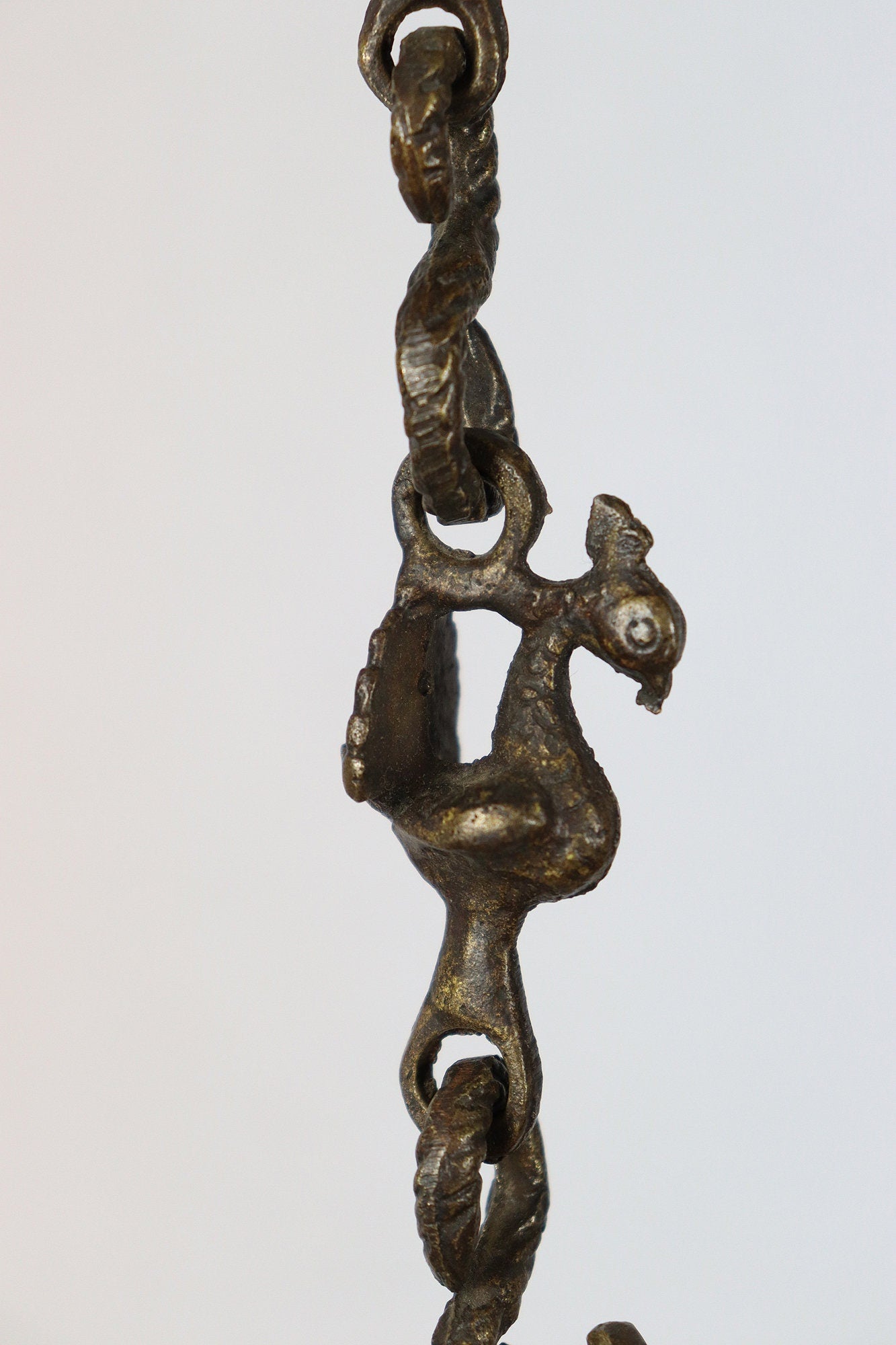 Antike hängende Öllampe aus Bronzeguss in Form einer wunderschönen mythischen Vogel-Pfau-Figur mit Aufhängerkette.  Orientsbazar   