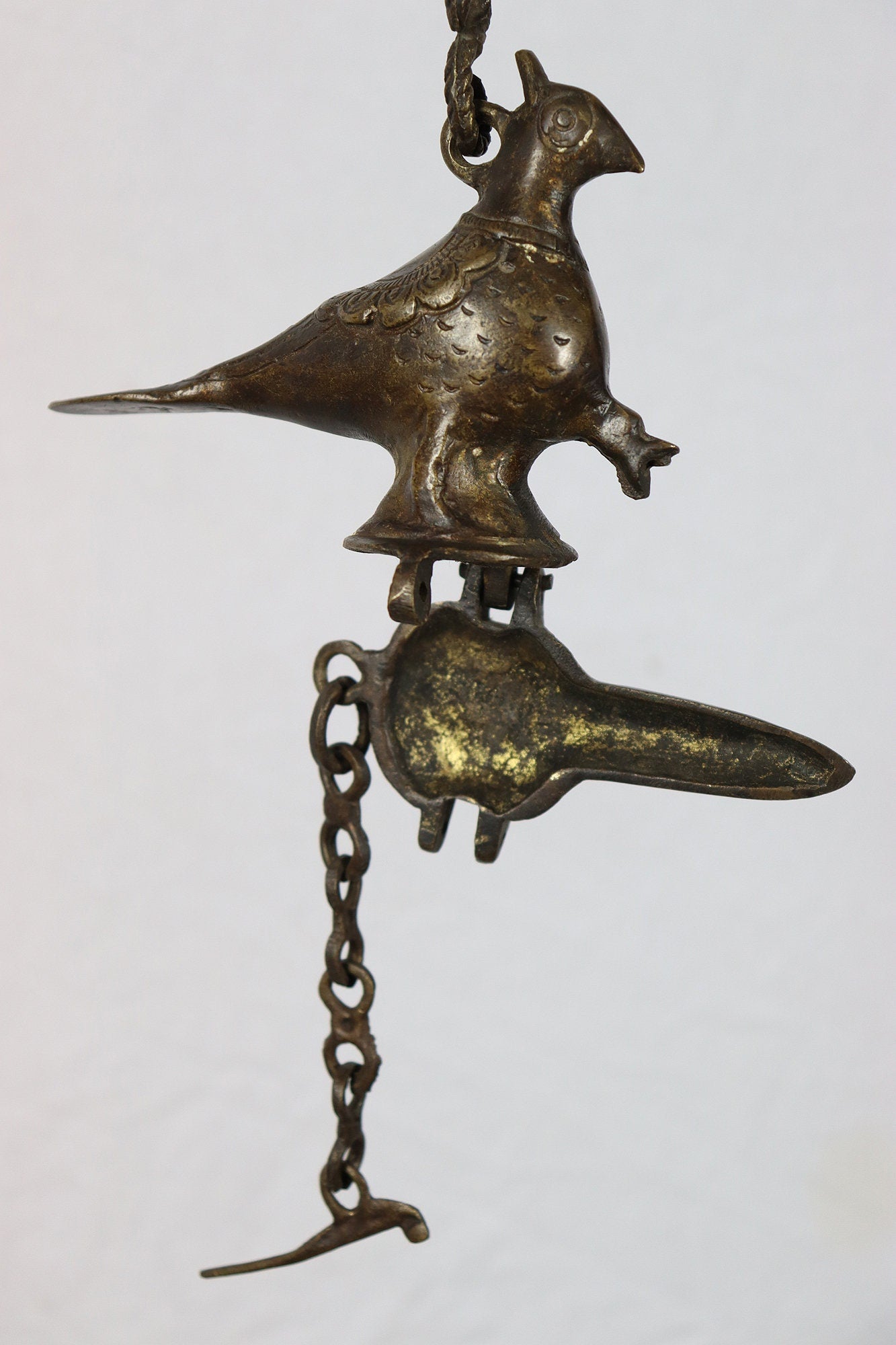 Antike hängende Öllampe aus Bronzeguss in Form einer wunderschönen mythischen Vogel-Pfau-Figur mit Aufhängerkette.  Orientsbazar   