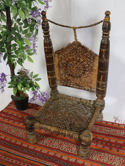 antik orient Nuristan Holz Niedriger Stuhl aus Nuristan Afghanistan / Pakistan Swat-valley 19 Jh. Nr-22B  Orientsbazar   