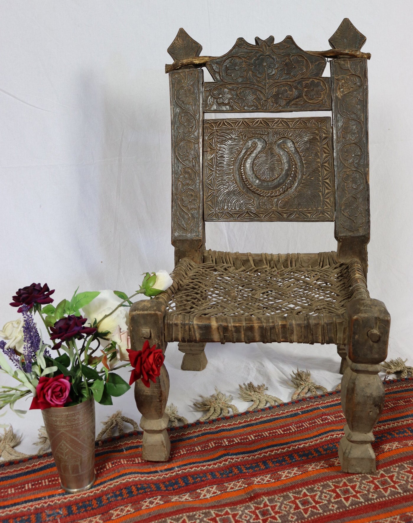 antik orient Nuristan Holz Niedriger Stuhl aus Nuristan Afghanistan / Pakistan Swat-valley 19 Jh. Nr-K  Orientsbazar   