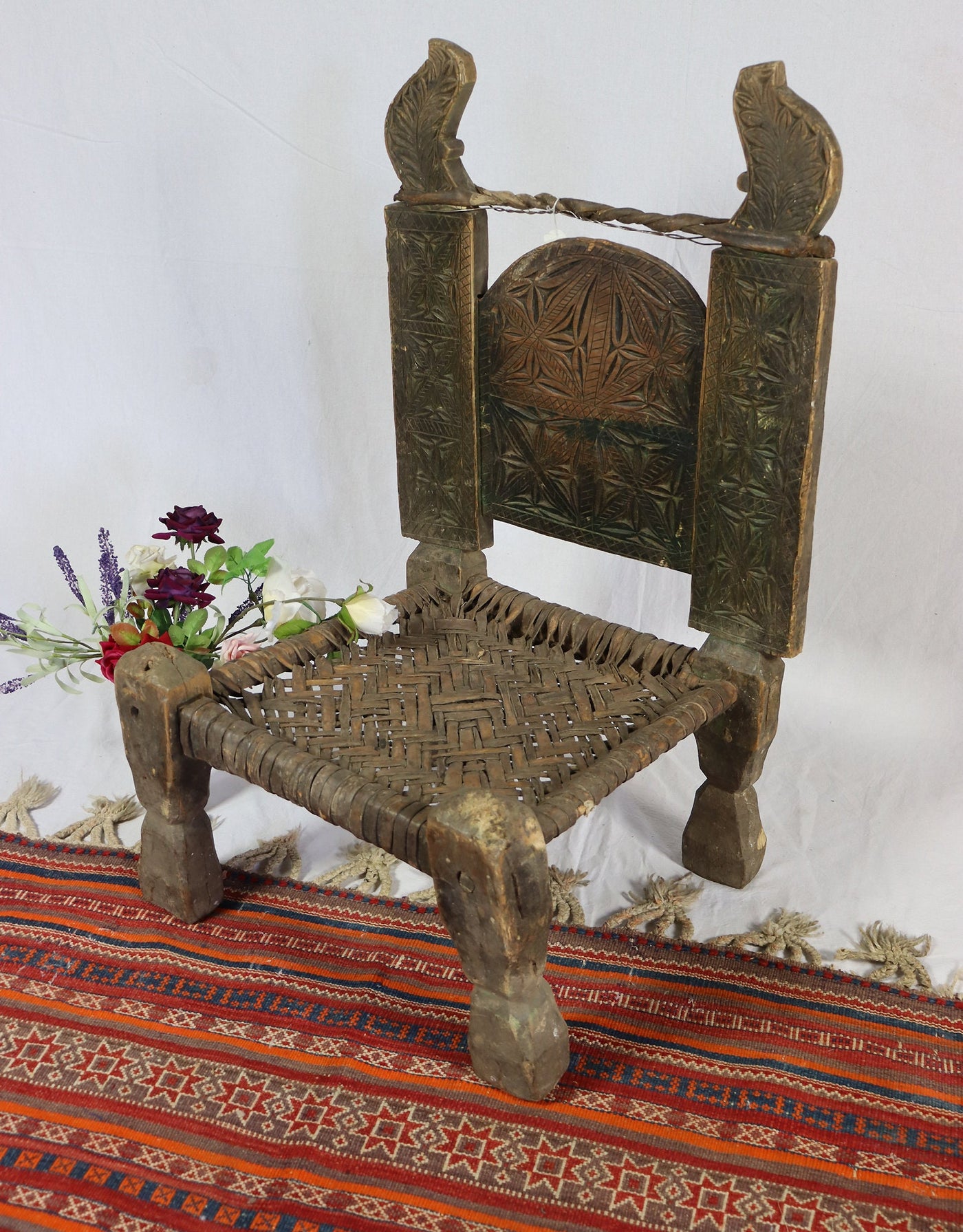 antik orient Nuristan Holz Stuhl niedrig schneidersitz stuhl  aus Nuristan Afghanistan / Pakistan Swat-valley Nr-J  Orientsbazar   