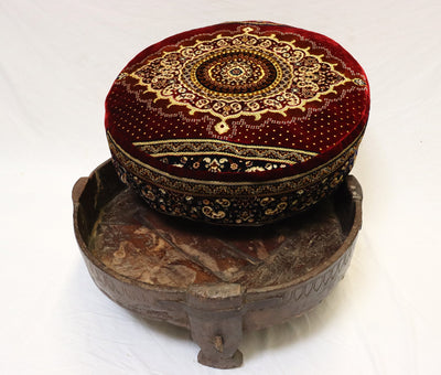 Antik orient indien Stuhl Hocker holz und samtweichen Teppich  Chakki 'Reismühlentisch' aus Holz und Eisen Couchtisch Hocker oder Ottomane  Orientsbazar   