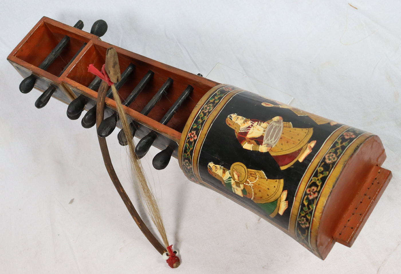 antikes Orient exotisches Musikinstrument indische handbemalte figurative Volkskunst Sarangi Saiteninstrument Rajasthani Banjara  Orientsbazar   