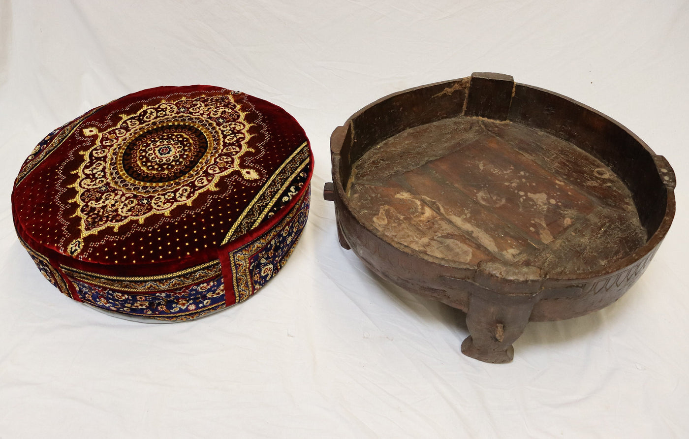 Antik orient indien Stuhl Hocker holz und samtweichen Teppich  Chakki 'Reismühlentisch' aus Holz und Eisen Couchtisch Hocker oder Ottomane  Orientsbazar   