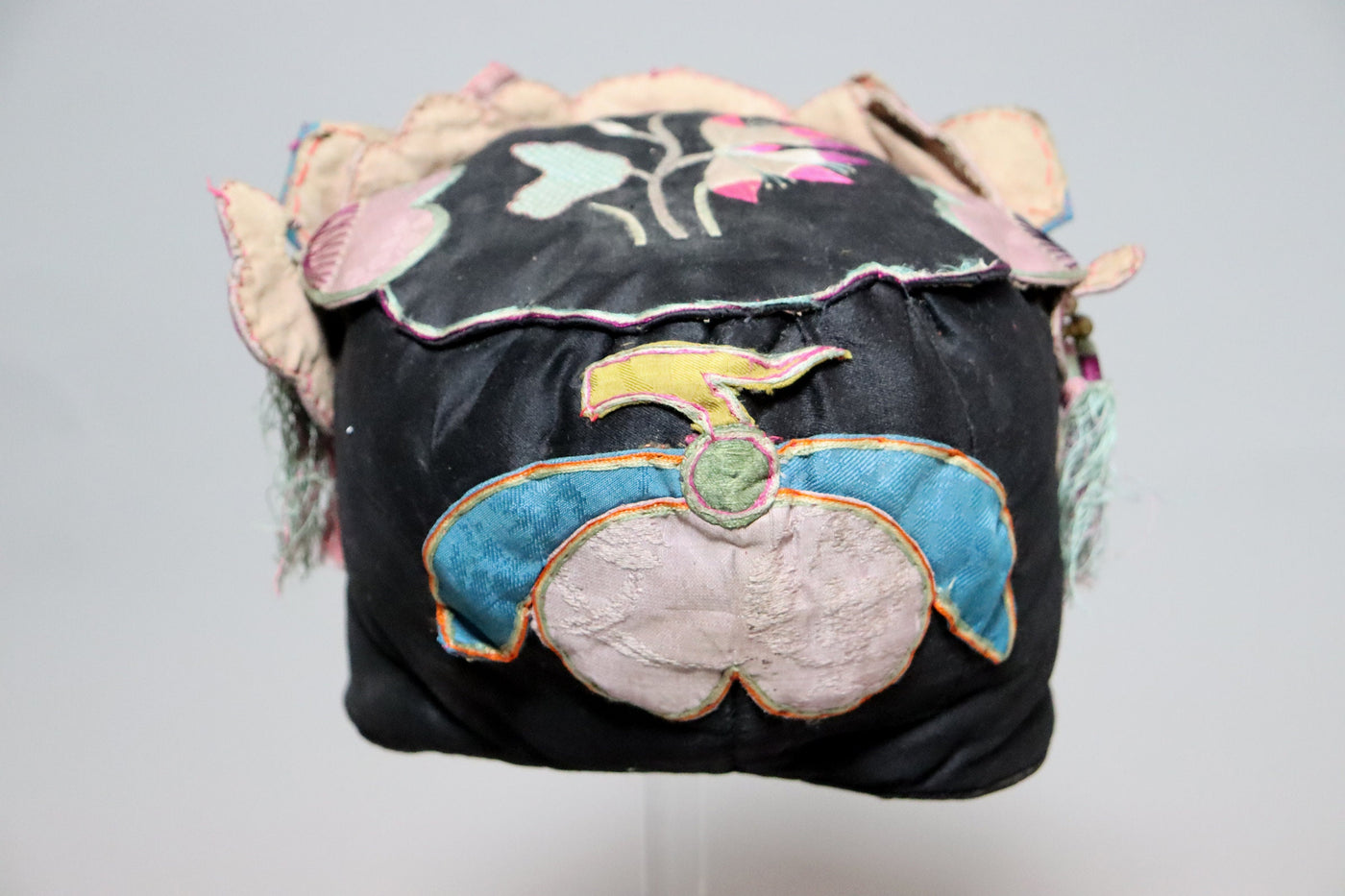 Antiker chinesischer Miao-Hut aus Seide, bestickt, Baby-Mütze No:22/24  Orientsbazar   