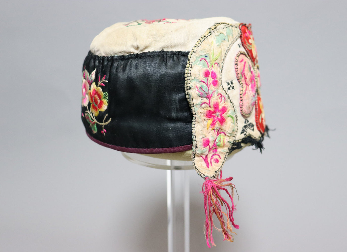 Antiker chinesischer Miao-Hut aus Seide, bestickt, Baby-Mütze No:22/26  Orientsbazar   