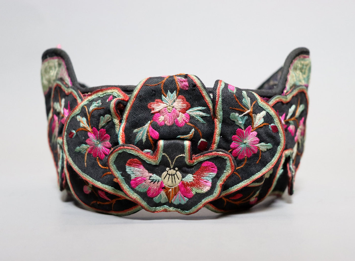 Antiker chinesischer Miao-Hut aus Seide, bestickt, Baby-Mütze No:22/34  Orientsbazar   