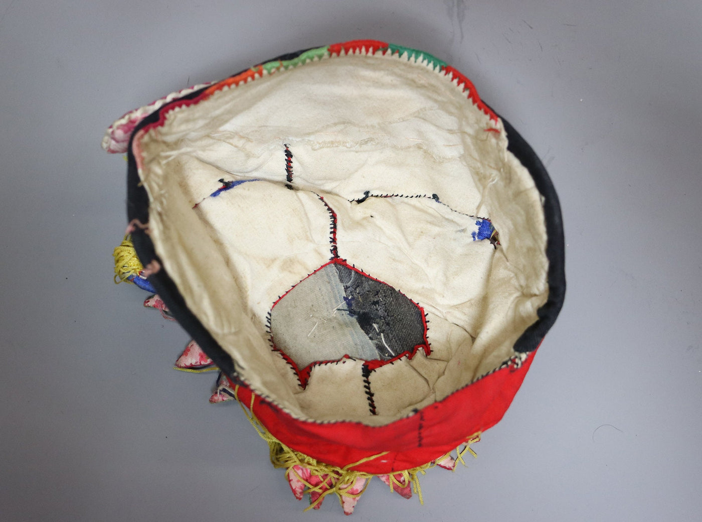Antiker chinesischer Miao-Hut aus Seide, bestickt, Baby-Mütze No:22/23  Orientsbazar   