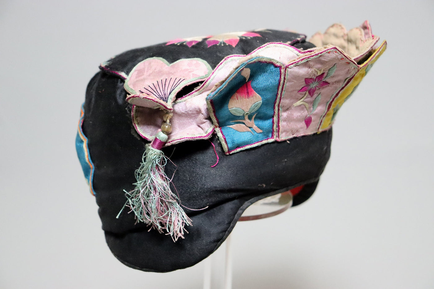 Antiker chinesischer Miao-Hut aus Seide, bestickt, Baby-Mütze No:22/24  Orientsbazar   