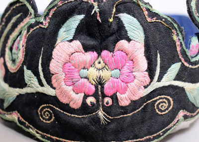 Antiker chinesischer Miao-Hut aus Seide, bestickt, Baby-Mütze No:22/35  Orientsbazar   