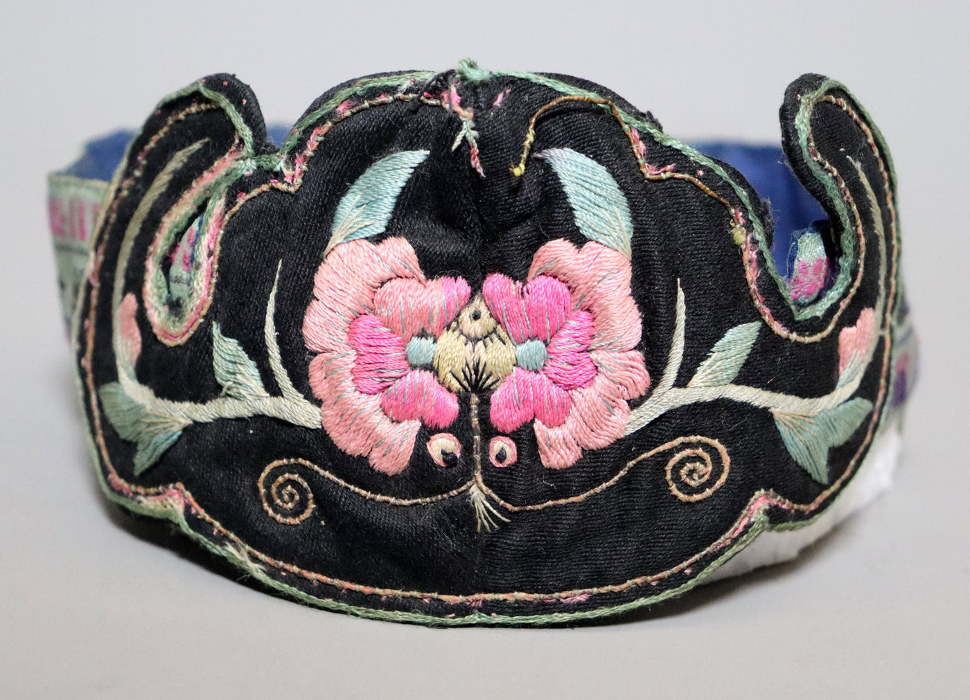 Antiker chinesischer Miao-Hut aus Seide, bestickt, Baby-Mütze No:22/35  Orientsbazar   