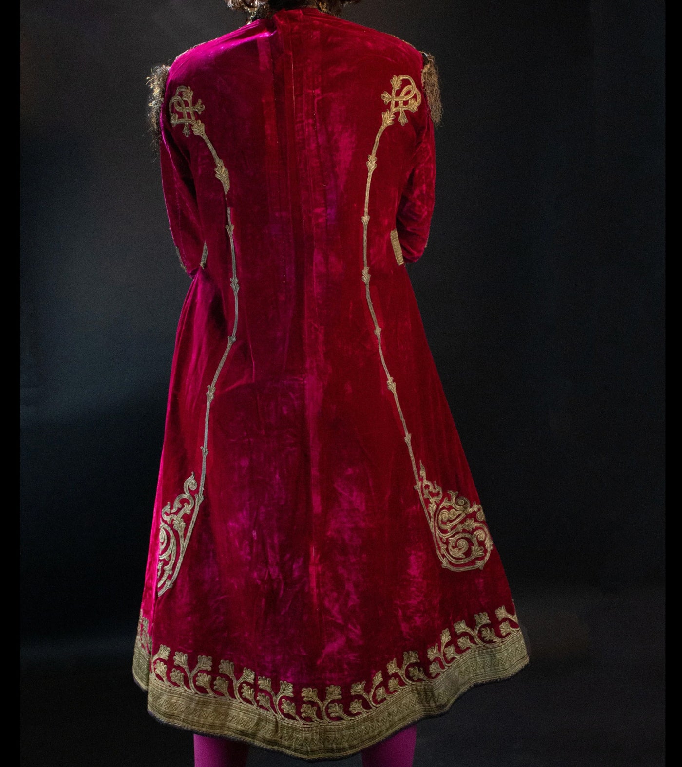 Samt- und Goldbesticktes Kleid von Hazara Kleid Orientbazar   